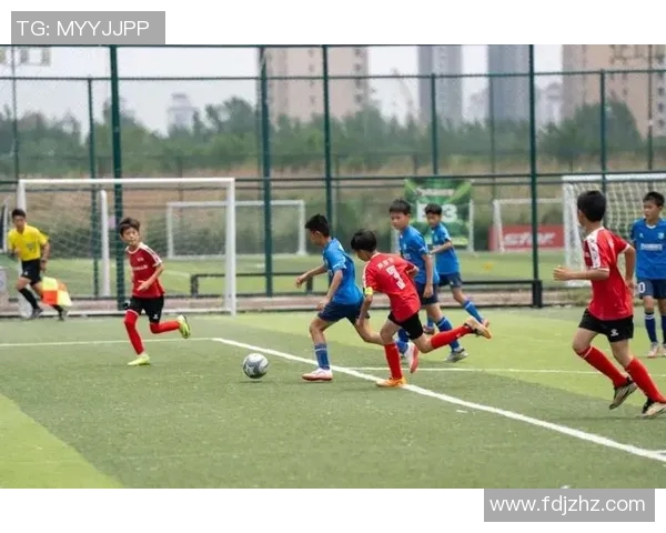 当足球球星遇上天真小孩一场关于梦想与快乐的绿茵较量